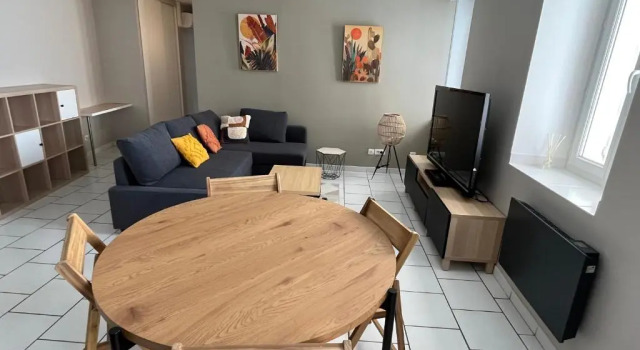 bel appartement 2 chambres au coeur du village, Забронировать Апартаменты/квартира Эйраг Буш-дю-Рон