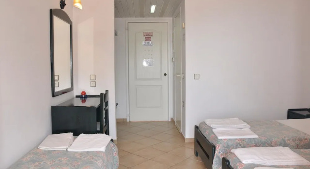 Трёхместный номер Economy с балконом и с частичным видом на море The Pink Palace Hostel
