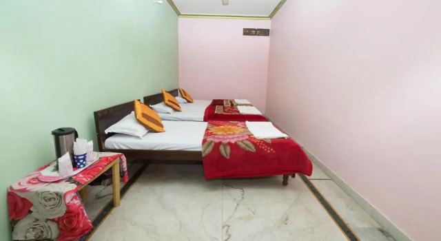 Кровать в общем номере Hotel Moon Light Palace