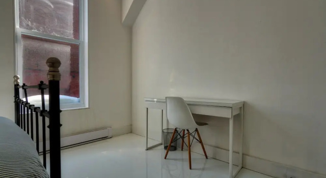 Modern 2BR in Trendy Plateau by Namastay, Rezervasyon Otel Plateau Mont Royal Montreal, Complexe Desjardins yakınında