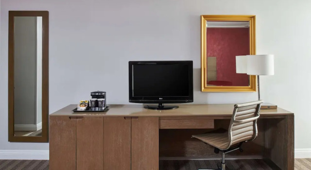 Четырёхместный номер Standard с балконом DoubleTree by Hilton Torrance - South Bay