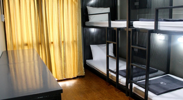 Кровать в общем номере Mad Monkey Bangkok