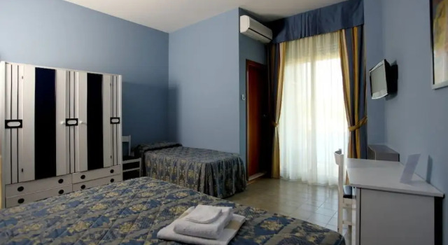Трёхместный номер Standard с балконом Hotel Ariston