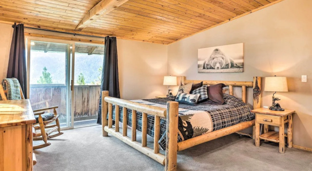 Peaceful Cabin w/ Mtn + River Views, Fire Pit, Prenota Hotel Garden Valley Stati Uniti