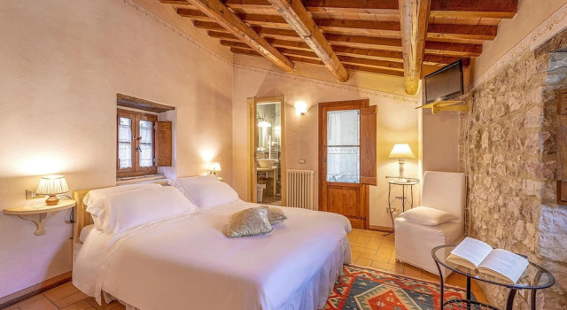 Veneranda, Varaa Hotelli Scheggino Umbria