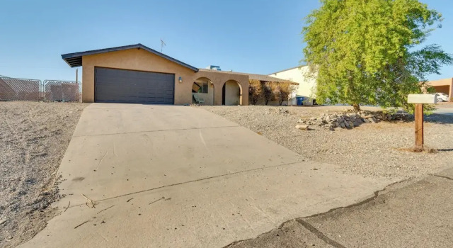 Коттедж 2 Mi to Lake Havasu: Pet-friendly Home