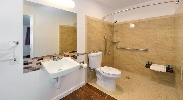 Номер Standard Budget Inn by 101 Bus from Downtown