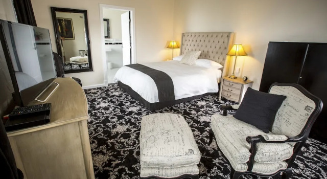 Двухместный номер Premier с красивым видом из окна The Commercial Boutique Hotel