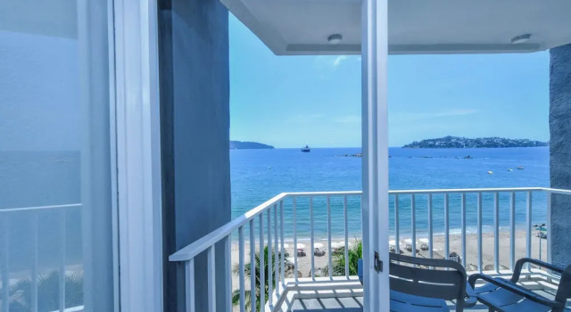 Номер Standard с балконом и с видом на море Krystal Beach Acapulco