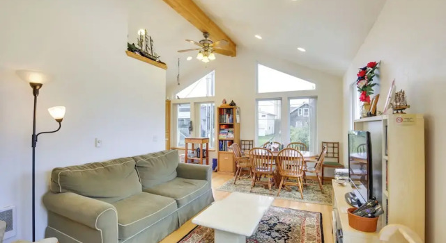 Коттедж 1 Block to Twin Rocks Beach: Pet-friendly Cottage