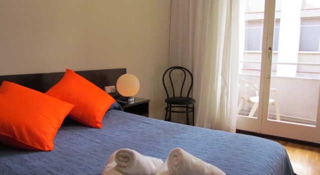 Barcelona City Seven Hostal, Забронировать Отель Сериа – Сен-Жервази Барселона, рядом с Jove Regina Theatre