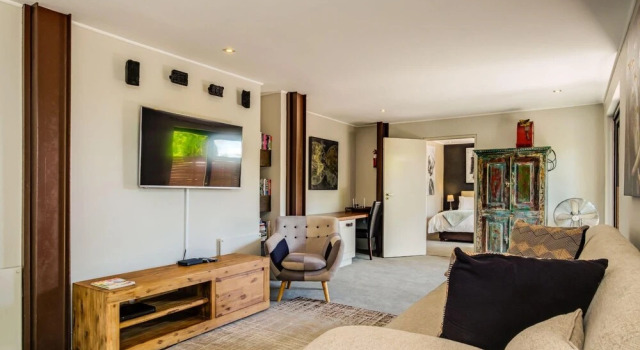 Compact Ground Floor Apartment With Private Garden and Pool 17 G Lower