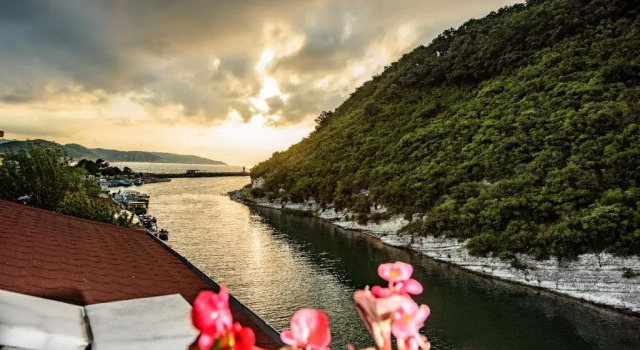 Luksusowy dwuosobowy pokój i balkonem i z widokiem na morze Hill River Hotel