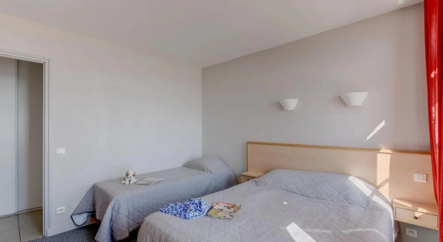 Seaview Stay for 5 Guests in Loire