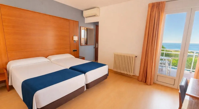 Двухместный номер Standard с балконом и с частичным видом на море Hotel Sant Jordi