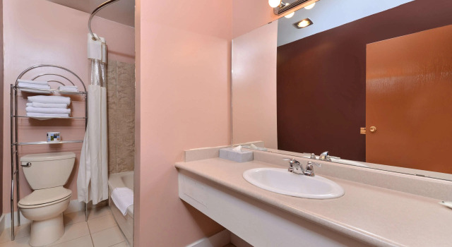 Четырёхместный номер Standard Canadas Best Value Inn & Suites-Castlegar