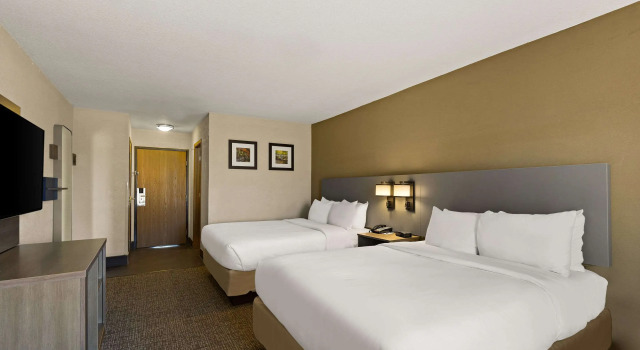 Четырёхместный номер Standard Comfort Inn Huntington Near University