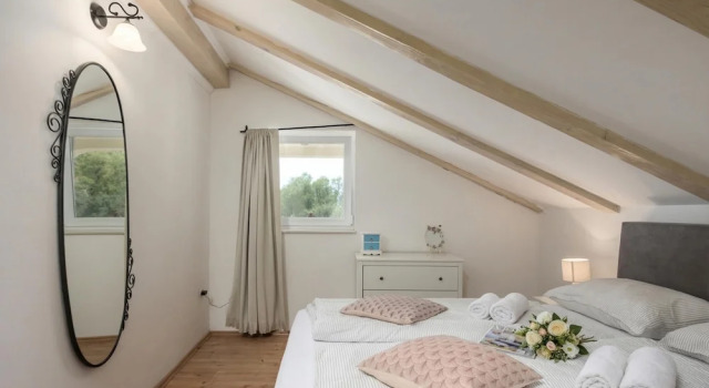 Семейный коттедж с балконом Villa Anna With Private Pool And Garden - Happy Rentals