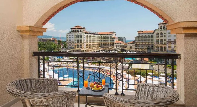 Трёхместный номер Standard с балконом и с видом на бассейн Meliá Sunny Beach All Inclusive