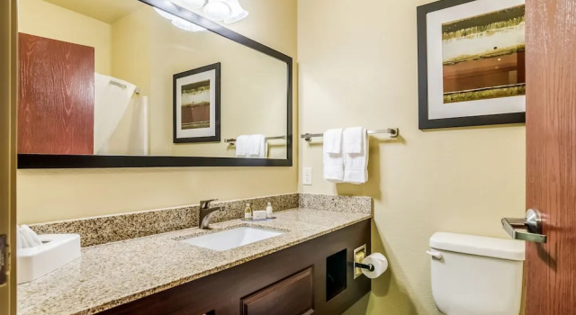 Comfort Neljän hengen huone Cobblestone Inn & Suites