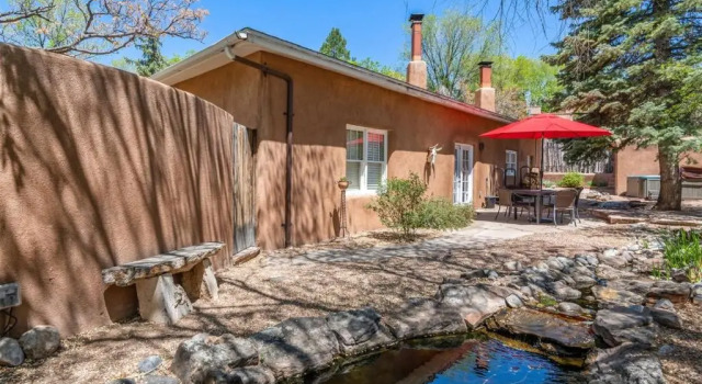 Коттедж La Luz - Luxurious East Side Adobe With Hot Tub and Kiva Fireplace, Walk Everywhere