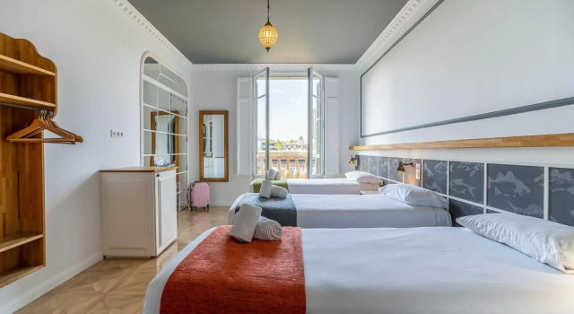 Room Casa Gracia, Забронировать Хостел Отели Барселоны с парковкой, рядом с Оспиталь Клиник, Парковка