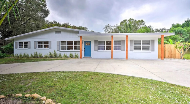 Коттедж Walk to Restaurants: Sarasota Home w/ Lanai!