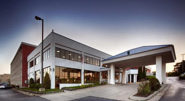 Кровать в общем номере Wyndham Garden Kenosha Harborside