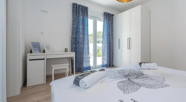 Luxurious Home In Betina, Забронировать Отель Бетина Murter Island, рядом с Частный Пляж «Апартментс Сандра»