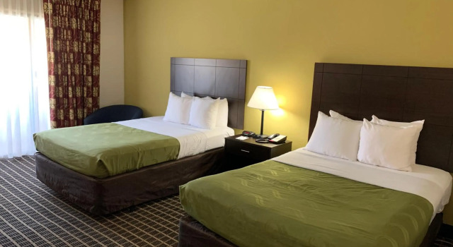 Quality Inn & Suites Pensacola, Book Hotel Hoteller i Ferry Pass med parkering, Parkering