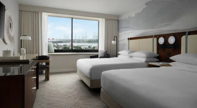 Четырёхместный номер Standard с видом на гавань Marriott Long Beach Downtown