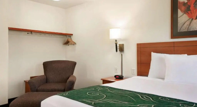 Номер Deluxe Travelodge by Wyndham Low Moor Near Covington