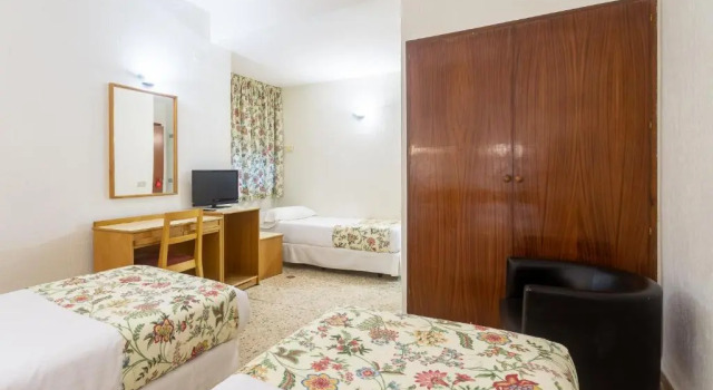 Трёхместный номер Hotel Leuka