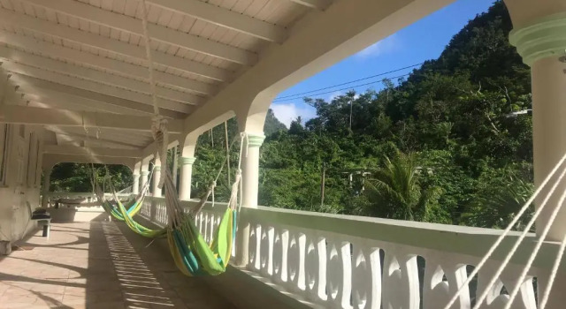 Postel ve společném pokoji pro ženy Soufriere Guesthouse
