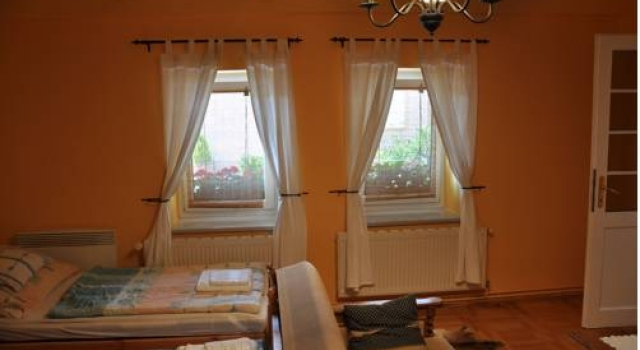 Vadvirag Vendeglo Es Panzio, Boek Hotel Tatabánya 