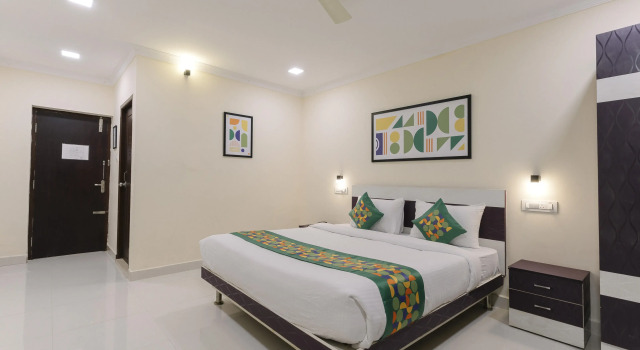 Номер Deluxe Treebo SNS Grand Inn With Swimming Pool