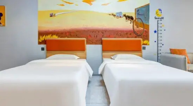 Люкс Deluxe Home Inn Baiyun Hotel (Manzhouli Matryowa Plaza Wanda Branch)