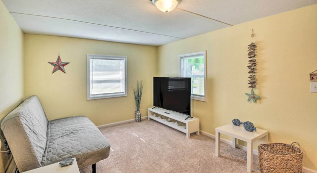 Daytona Beach Home ~ 4 Mi to Daytona Speedway, Забронировать Дом для отпуска Коттеджи Дейтона-Бич, Коттедж