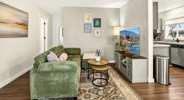 Basecamp GP- Private Unit in Quiet Duplex Near Downtown, Buchen Sie Ferienhaus Grants Pass Applegate Valley