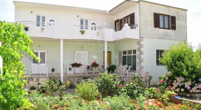 A1 - Modern apt With Balcony, sea View & Parking, Prenota Appartamento Sućuraj 