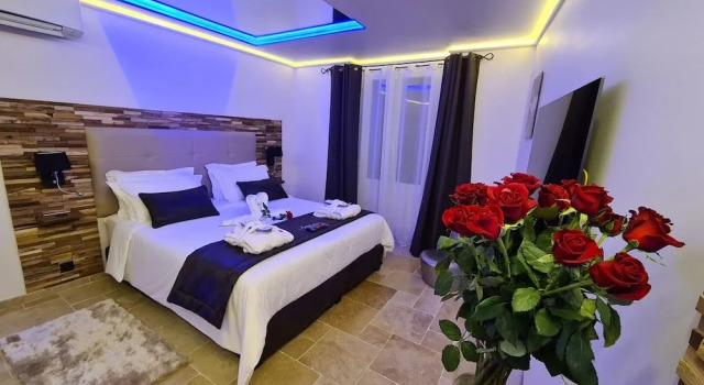 Loveroom La Garçonn'hyeres, Забронировать Отель Йер Var coast