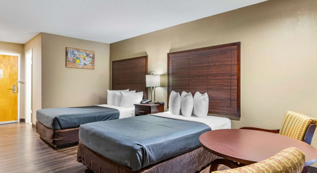 Четырёхместный номер Standard Econo Lodge Florence - Darlington
