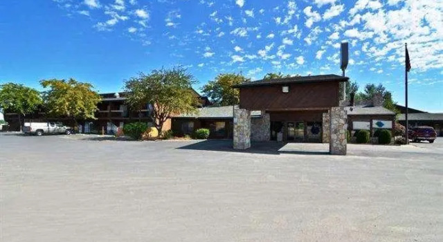 Четырёхместный номер Standard с видом на бассейн Best Western Sunridge Inn & Conference Center