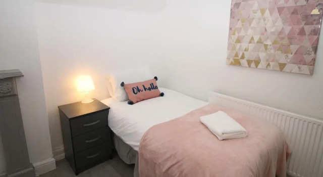 Коттедж Free Local Parking - Fast WiFi - Sleeps 10 Guests by PROPERTY PROMISE