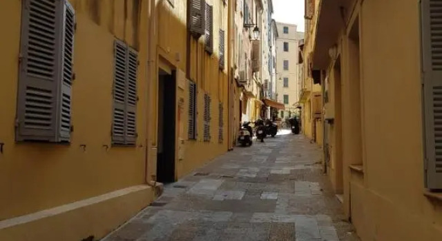 VIEILLE VILLE D AJACCIO POUR 3 PERs A 300M DU PORT ET A 15 MN DE LAEROPORT PROCHES DE PLUS BELLES PLAGES ET TTES COMMODITES A PROXIMITE, Varaa Huoneisto Ajaccio 