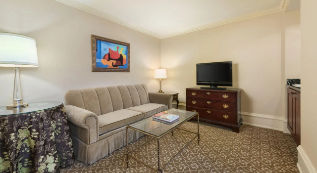 Suite The Pfister Hotel