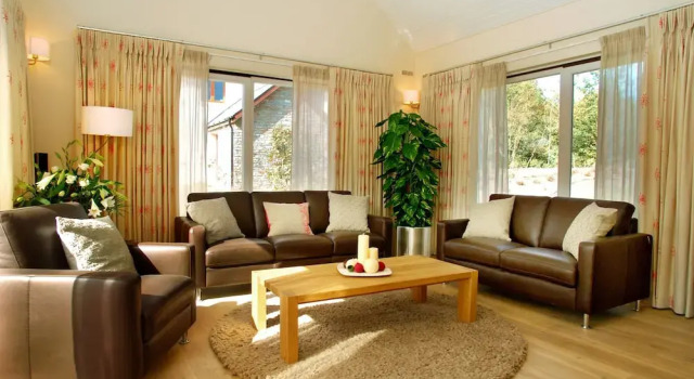 Spacious 4 Bedroom Home to Sleep 8 People Just 5 Mins From Kenmare Town, Book Apartment Hotels in Kerry with Parking, Parking