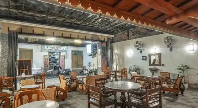 nDalem Kartowikoro 1835, Réserver Hôtel Hôtels à Solo. avec parking, Parking