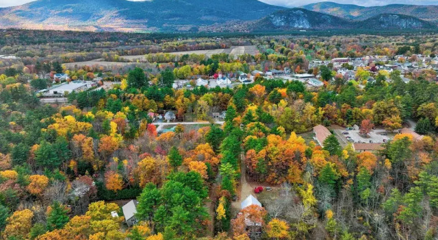 Коттедж White Mountains Home w/ Hot Tub - Walk to Town!