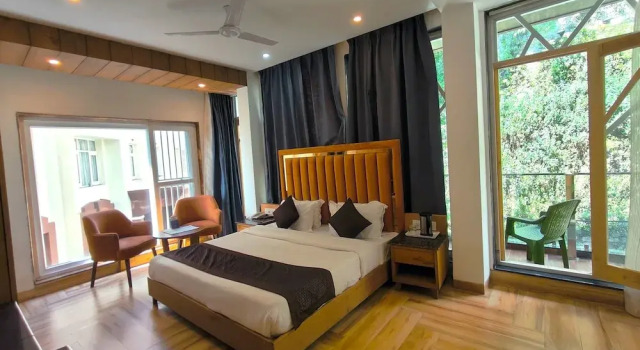 Двухместный номер Deluxe с балконом Luxury Inn by Stotrak Hotels